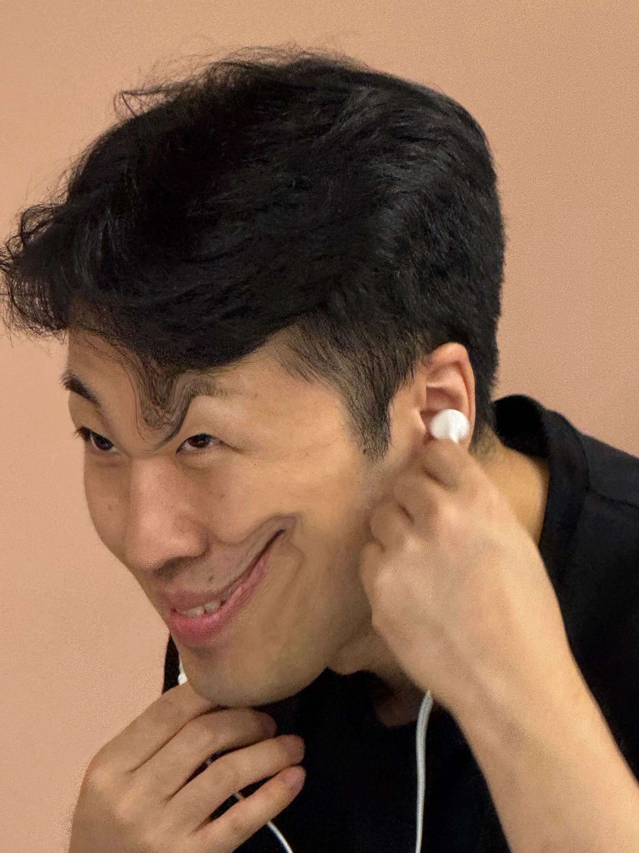 염동훈씨익 염동훈 씨익 미소 왜곡 필터 웃긴짤 음흉 장난 이어폰