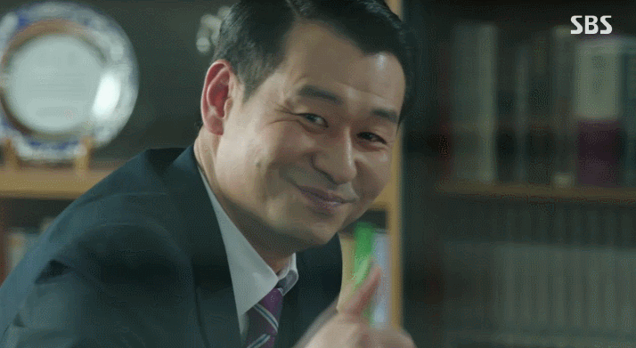 엄지 박혁권 따봉 엄지척 최고 칭찬 억지웃음 썩소 아재 만족 짤
