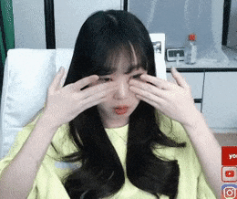 눈물 닦는 모습 여자 우는 슬픈