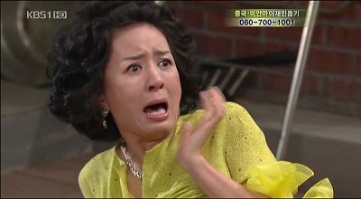 드라마 아줌마 깜놀 놀라운 쓰러지는 놀라서 놀람 두려움