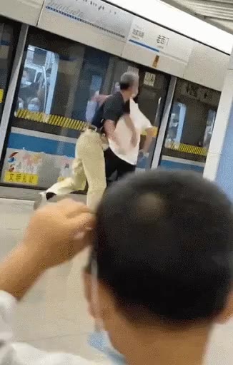 중국 지하철 60대 30대 싸움
