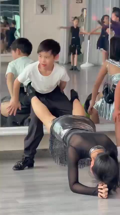 스포츠댄스 연습 고통받는 꼬마 표정 리얼한 상황 웃긴짤