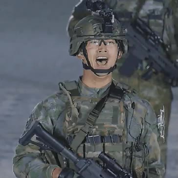 옥택연 경례