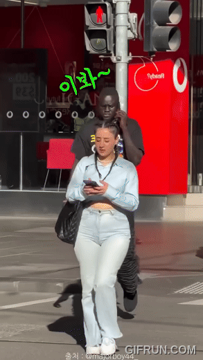 뺨 후리기 싸대기 귀싸대기 우연 전화 봉변 당황 충격 어이없음 웃긴짤