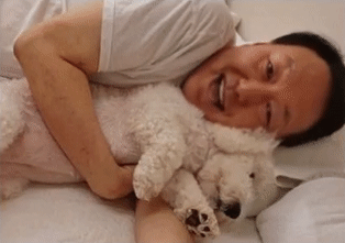 굥석열 윤석열 강아지 토리 포옹 침대 누워있는 행복 일상 짤