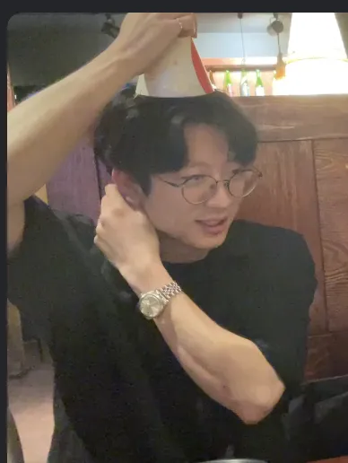 우끼끼 정국 고깔모자 안경 술자리 남친짤 귀여운 웃음 팔뚝 신남
