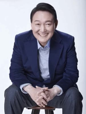 굥석열 윤석열 대통령 미소 웃음 밝음 흐뭇 행복 인자함 프로필