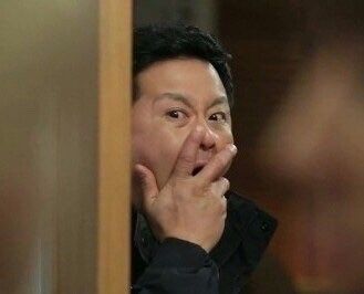 대박 놀람 깜놀 뜨헉 손으로 입가리며 놀라기