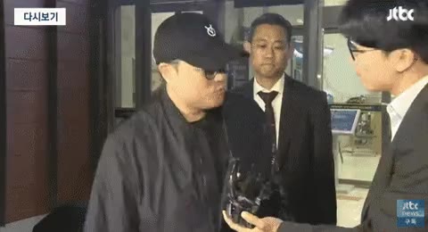 기자 팔 토닥이는 김호중