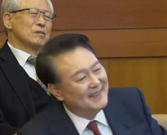 나라고? 윤석열 나라고 당황 황당 놀람 어리둥절 짤 대통령 억울 무엇
