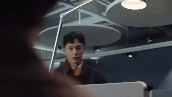 경유서 사유서 제출하기 직전 지각하고 당황하면서 흘리는 모습 살려주세요