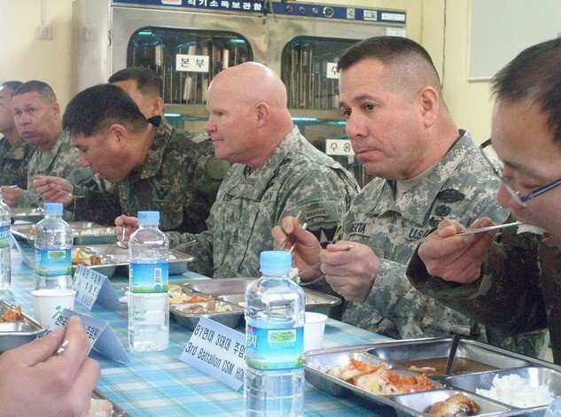 이걸 먹으라는 건가 군대 짤방