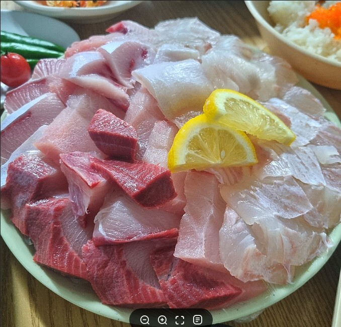 방어회 대방어 겨울 제철 음식 두툼한 위꼴 야식 먹방 술안주