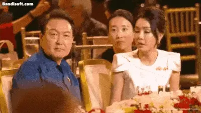 윤석열 김건희 술 눈치 레이저 당황 대통령 만찬 부부 짤