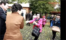 어디서 개돼지가 달려들어 꺼져 박근혜 악수 거부 할머니