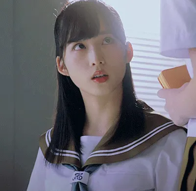 오구리유이 AKB48 일본 아이돌 여고생 교복 깜짝 당황 쳐다봄 움짤