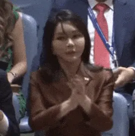 박수 김건희 로봇 삐걱 어색 영혼없는 웃긴 짤