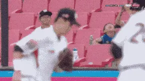 야구 야구장 KT 삼성 꼬마팬 좌절 거절 반응 짤