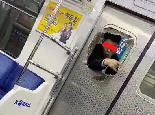 터미네이터 지하철 빌런 진상 출입문 부수고 돌진