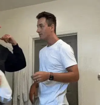남편한테 나 샤워하게 나가달라고 해봄