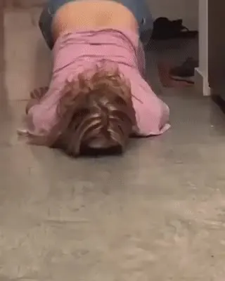 술 먹고 들어온 누나가 오늘따라 심상치 않다.gif 만취 누나 굼벵이 그와중에 몸매