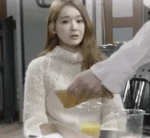 음식 피자 싸대기 날리는 따귀 목돌아갔다 움짤 뺨때리는 뺨싸대기 폭풍 황당 싸다구