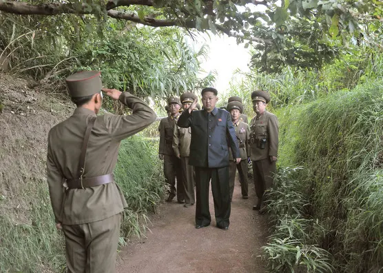 김정은 경례 산길 북한 웃긴 병사