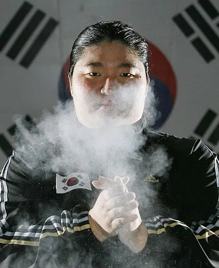 장미란 포스 표정 게임을 시작하자 송진가루 손벽 역도 올림픽 죽고싶나 닥쳐