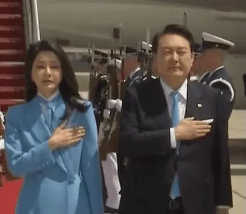 윤건희 윤석열 김건희 국기에대한경례 눈치 팔꿈치 대통령 영부인 당황
