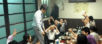 감우성 회식자리 회식 회사 뒤집기 상엎기 밥상 열받아 화나 짜증 술자리 닥쳐
