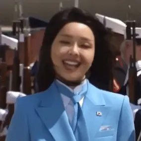 명신 김건희 하늘색 정장 환한 미소 웃음 행복 밝은 짤