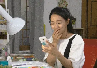 만능짤 휴대폰 보면서 좋아하는 여자 스만트폰 쳐다보며 행복 기쁨