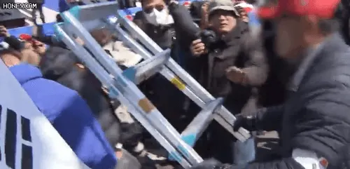 사다리깡 사다리 공격 집회 사고 아픔 당황 몸개그 움찔 슬랩스틱
