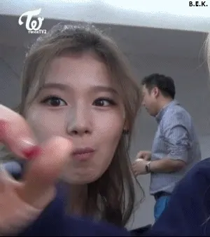 최고 엄지척 트와이스 사나 움짤 먹으면서 귀여운 걸그룹 연예인