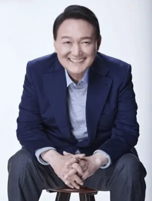 굥석열 윤석열 대통령 미소 웃음 밝음 흐뭇 행복 인자함 프로필 짤