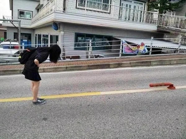 도로 인사 여고생 재미 웃긴 예의 트럭 아스팔트