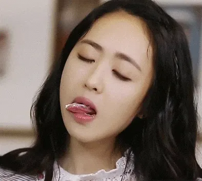 혀 혀내미는 혀내밀기 메롱 혓바닥 낼름 생크림 맛나게 먹는 입술