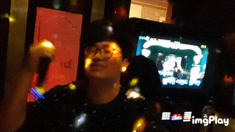 김창묵 노래방 발마이크 광기 열창 웃긴짤 레전드 유머 신남
