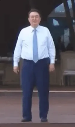 룬시발 윤석열 룬 룬석열 차렷 어정쩡 전신 멍함 당황 웃긴 짤