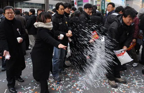소금 부정 악귀 소금뿌리는 장면 뿌리는 꺼져 잡신 소금뿌려라 진상 부정탄다 손님