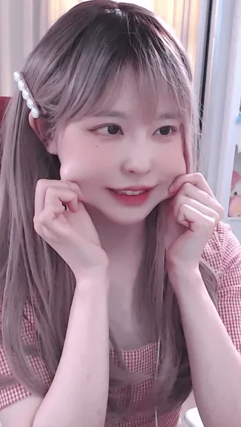 야채빵 야채 트위치 스트리머 볼꼬집 볼살 귀여움 애교 미소