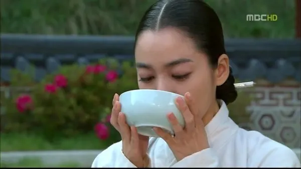 사약 사약짤 사약먹는 왕 조선 옛날 여자 여인 사극 죄인 죽음 먹는 마시는 먹는모습