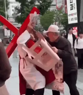 예수 십자가 힘들어 보였는지 의자 챙겨주는 할아버지 황당 웃긴