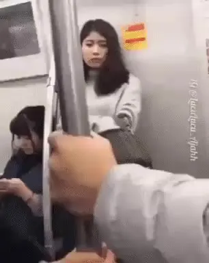 뚫어지게 쳐다보는 지하철 눈빛