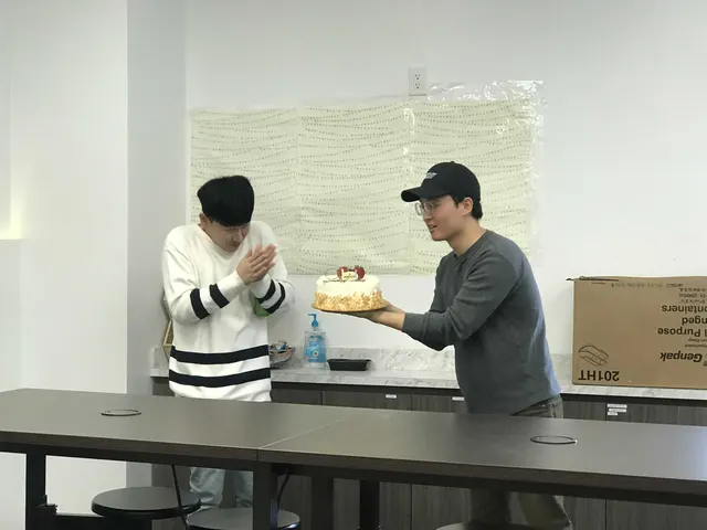 죄송함당 침착맨 주호민 케이크 사과 굽신 당황 민망 짤 생일