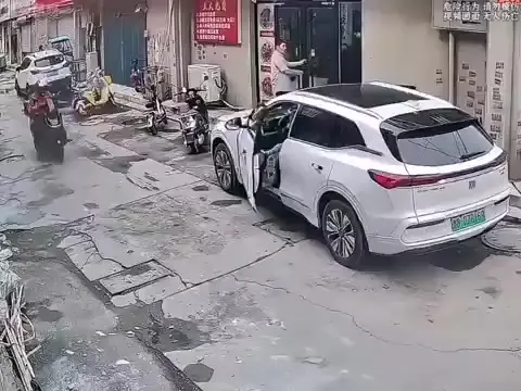 CCTV 의자 뒤로 넘어지는 사람 꽈당 몸개그 웃긴