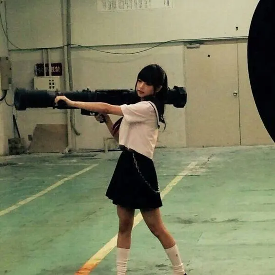무기 여고생 여자 학교 미사일 대전차 화기 재블린 로