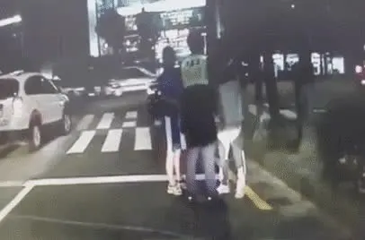 여자친구-앞에서-참교육-당하는-양아치-경찰-참교육-업어치기-유도