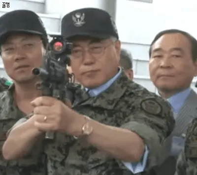명왕 사격 자세 문재인 대통령 멋찜 포스 조준경 하늘한번 보고 특전사