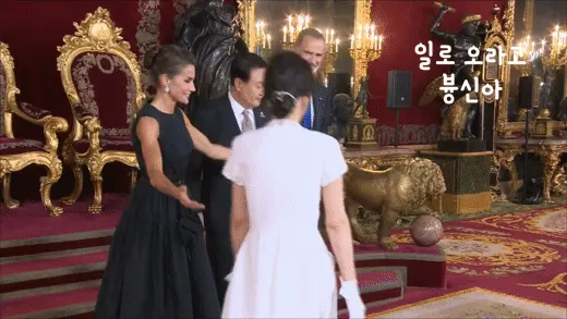 건들건들 윤석열 김건희 술취했나 저짝으로 가라 당황 어색 짤